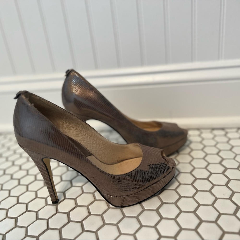 Metallic peep toe pumps